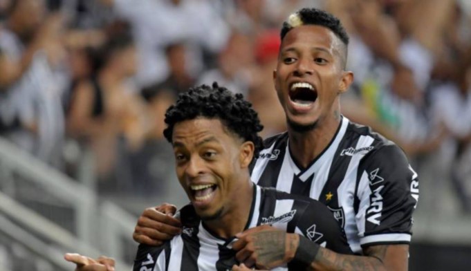 Keno e Tchê Tchê comemoram gol na vitória do Atlético-MG sobre o Corinthians
