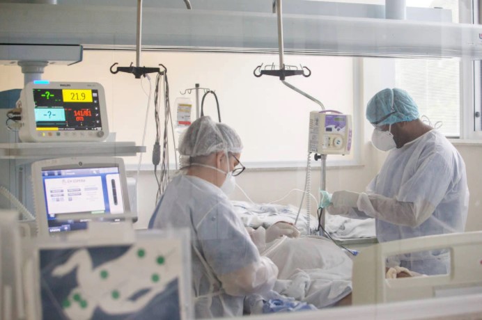 Paciente de covid-19 recebe atendimento no Hospital Emílio Ribas