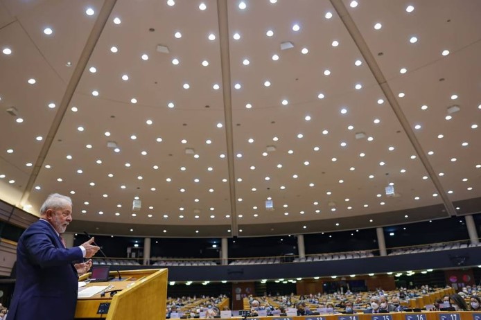 O ex-presidente Luiz Inácio Lula da Silva em discurso ao Parlamento Europeu, em Bruxelas; evento foi promovido pelo bloco social-democrata
