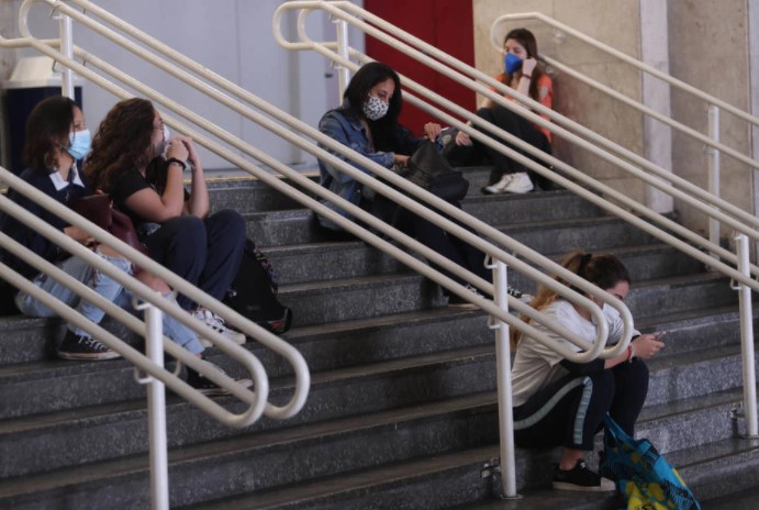 Estudantes aguardam para acessar salas de prova em local de aplicação na Avenida Paulista; primeiro dia terá redação
