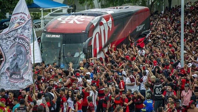 Torcida do Flamengo fez festa para se despedir dos atletas no Rio