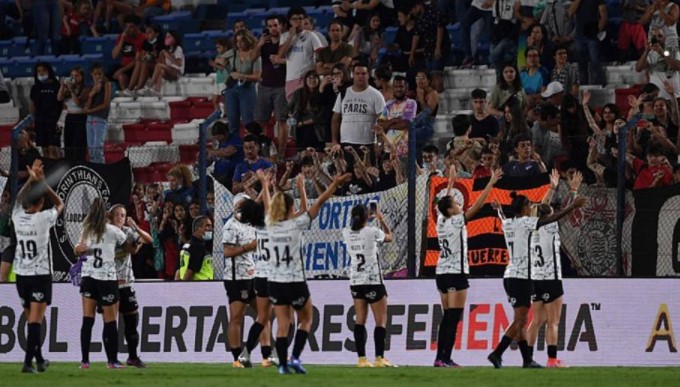 Jogadoras do Corinthians comemoram título com torcedores nas arquibancadas