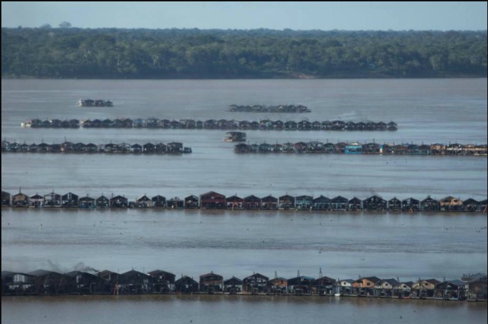 Vista aérea mostra centenas de jangadas operadas por mineiros no Rio Madeira, afluente do Amazonas; Ministério Público cobra medidas emergenciais de repressão a garimpo ilegal