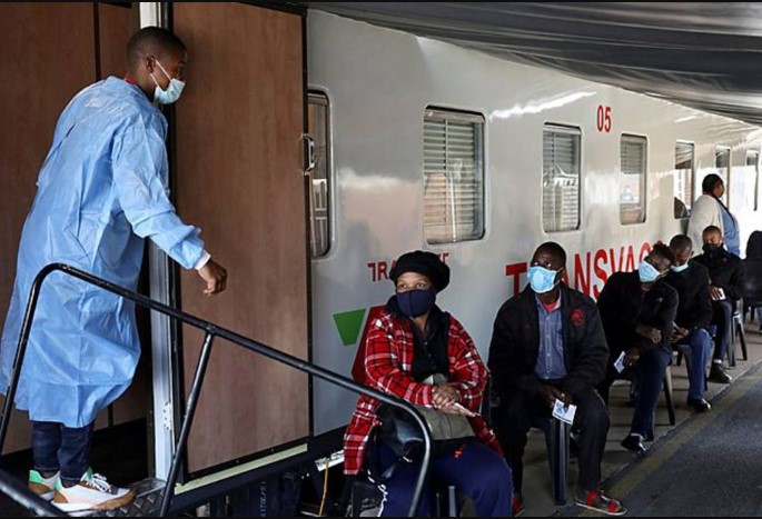 Pessoas aguardam para receber vacina contra a covid-19 em East Rand, África do Sul; nova variante preocupa cientistas