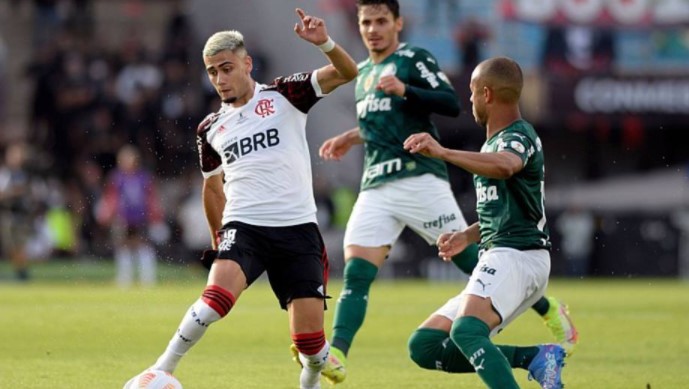 Andreas Pereira em ação no duelo entre Flamengo e Palmeiras pela decisão da Copa Libertadores 2021
