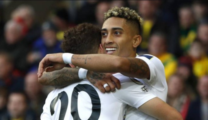 Raphinha retornou aos gramados marcando e sendo decisivo na vitória do Leeds sobre o Norwich