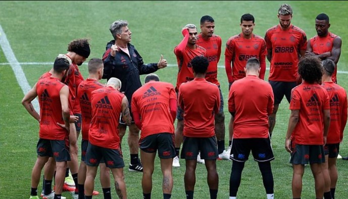 Flamengo realiza treinamento no estádio Campeón del Siglo, em Montevidéu