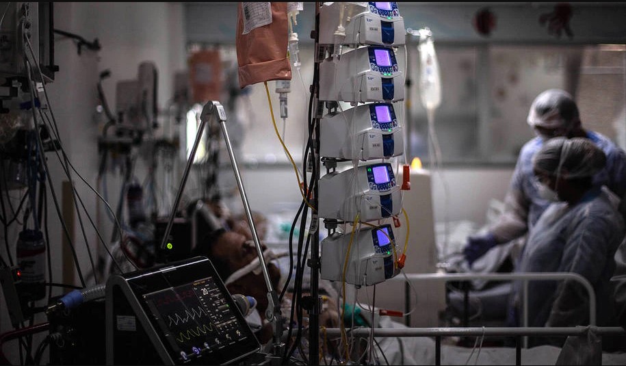 Pacientes com covid-19 no Hospital Municipal do M'Boi Mirim, no extremo sul de São Paulo