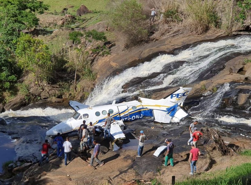Avião de Marília Mendonça cai em cachoeira próxima a Caratinga, interior de Minas Gerais