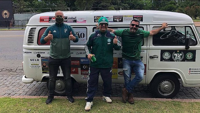 Trio de palmeirenses fanáticos viaja 2 mil km de Kombi até o Uruguai para a final da Libertadores