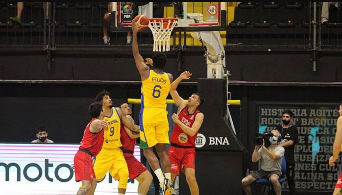 Pivô brasileiro, Cristiano Felicio esteve perto de um double-double com 12 pontos e nove rebotes