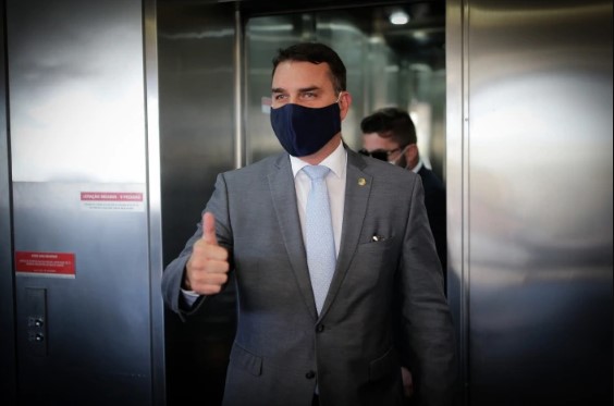 O senador Flávio Bolsonaro deixa o prédio do Senado Federal, em Brasília