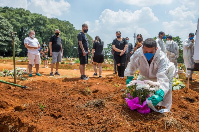 Brasil registra 374 mortes em 24 horas; média mórvel é de 260