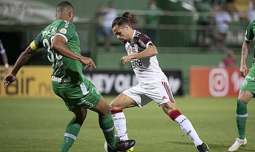 Flamengo só empata com a Chapecoense e fica mais longe do tri do Brasileiro