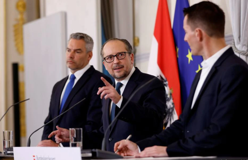 O chanceler austríaco Alexander Schallenberg e os ministros Wolfgang Mueckstein e Karl Nehammer anunciaram as novas medidas em coletiva de imprensa, em Viena