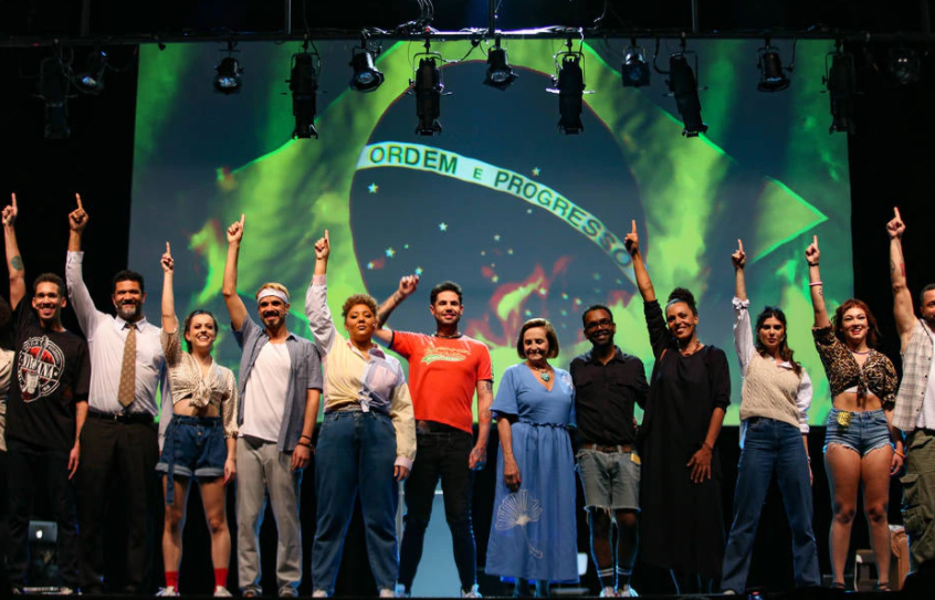 Lucinha Araújo (de azul) com o elenco de 'Cazas de Cazuza', musical sobre seu filho