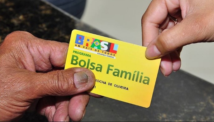 Beneficiário com o cartão do Bolsa Família; programa de transferência foi substituído pelo Auxílio Brasil