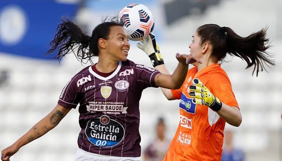 Raquel, da Ferroviaria, disputa jogada com Isabel Ortiz, do Sol de América