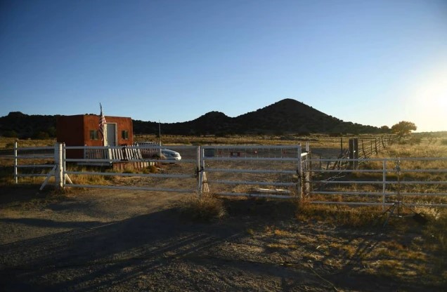 Entrada do Bonanza Creek Ranch onde o filme 'Rust' estava sendo filmado em Santa Fé, Novo México