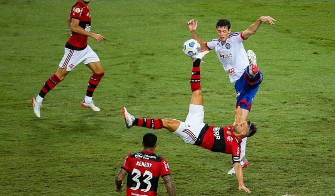 Lance de pênalti gerou grande discussão durante a partida