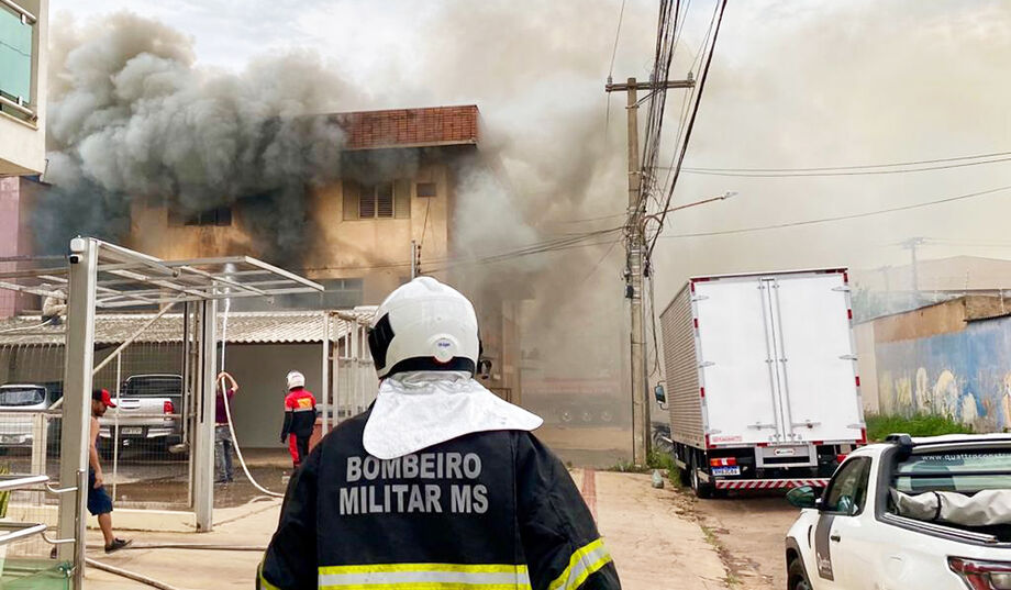 Bombeiros controlam as chamas e há muita fumaça no local, por conta do material inflamável que havia na loja