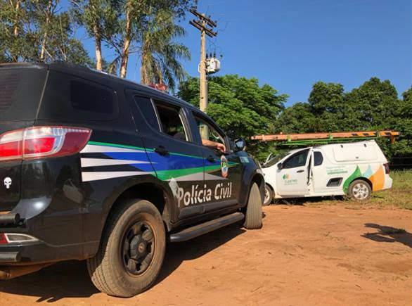 Equipes durante abordagem em Brasilândia (MS) para vistoriar se havia gato de energia.