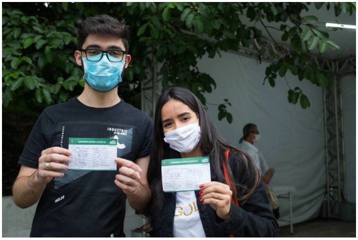 João Daniel Castro e Lucila Ribeiro Jardim mostram o cartão de vacinação completo