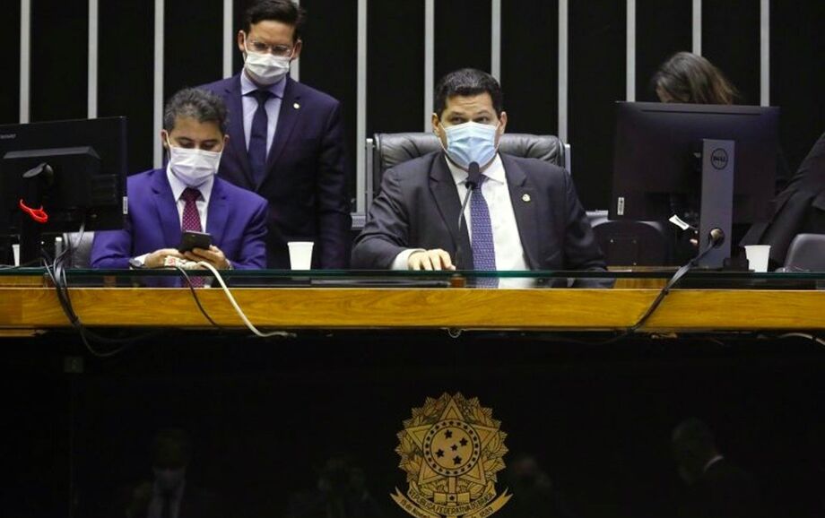 O texto prevê um aumento de R$ 200 no Auxílio Brasil até 31 de dezembro deste ano
