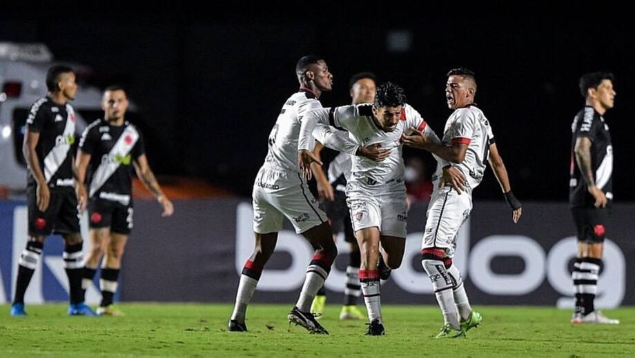 Vitória vence o Vasco e segue na luta contra o Z-4