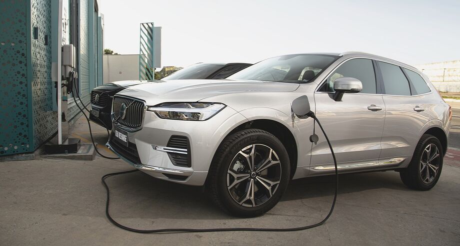 O híbrido plug-in Recharge da Volvo, que pode ser carregado em uma tomada, conta com autonomia de mais de 40 km de alcance no modo elétrico puro