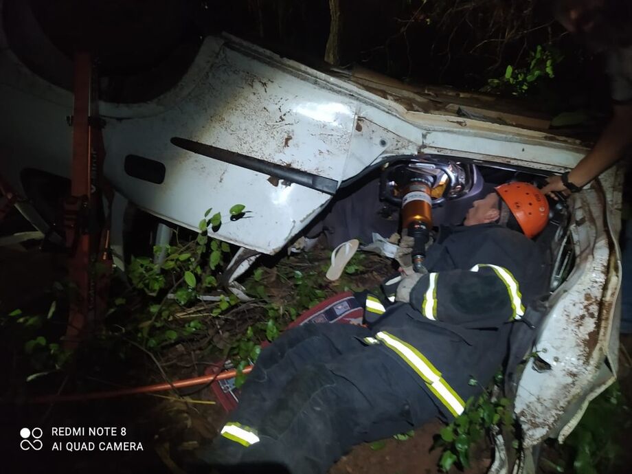 O carro bateu em uma árvore