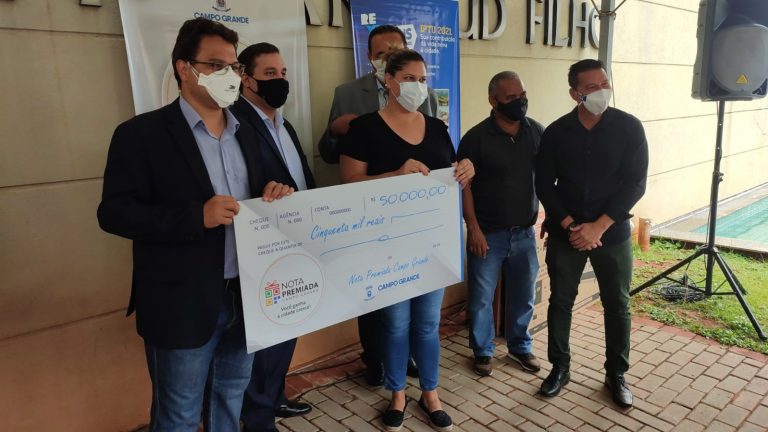 Silvana levou o cheque de R$ 50 mil