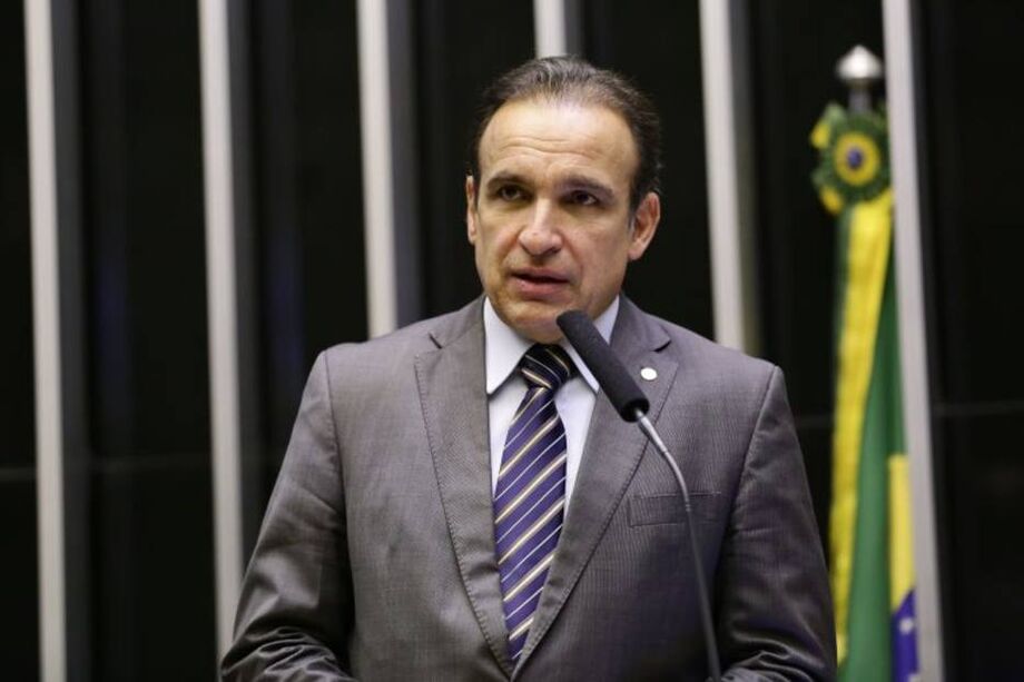 O deputado federal Hugo Leal, relator-geral do projeto do Orçamento 2022; ele rejeitou o pedido do governo Jair Bolsonaro para incluir no Orçamento uma previsão de reajuste a policiais federais