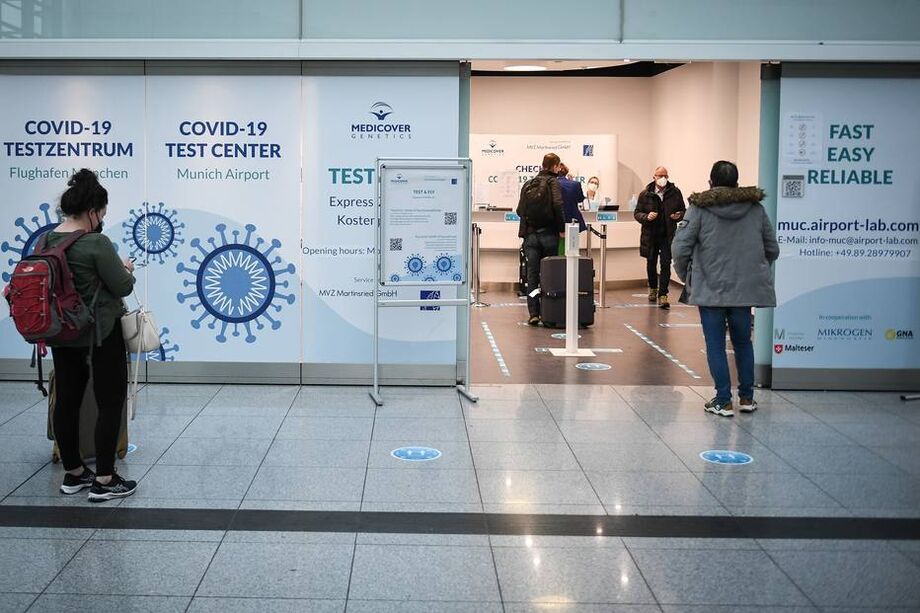 No aeroporto de Munique, na Alemanha, passageiros precisam realizar o teste da covid-19 antes de entrar no país; variante Ômicron levou países europeus a adotar novas regras