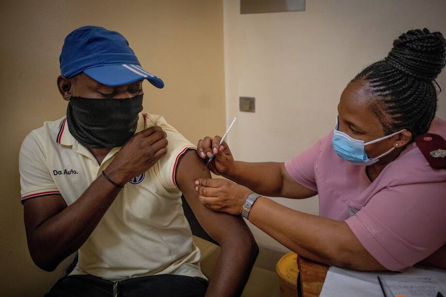 Homem recebe segunda dose da vacina contra a covid-19 em Joanesburgo, na África do Sul; impacto da Ômicron em imunizados ainda é desconhecido