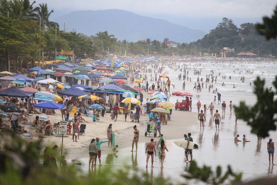 Praia de Ubatuba durante a pandemia do covid-19; a FAB suspendeu neste fim de semana as buscas aéreas envolvendo o avião bimotor que desapareceu no mar