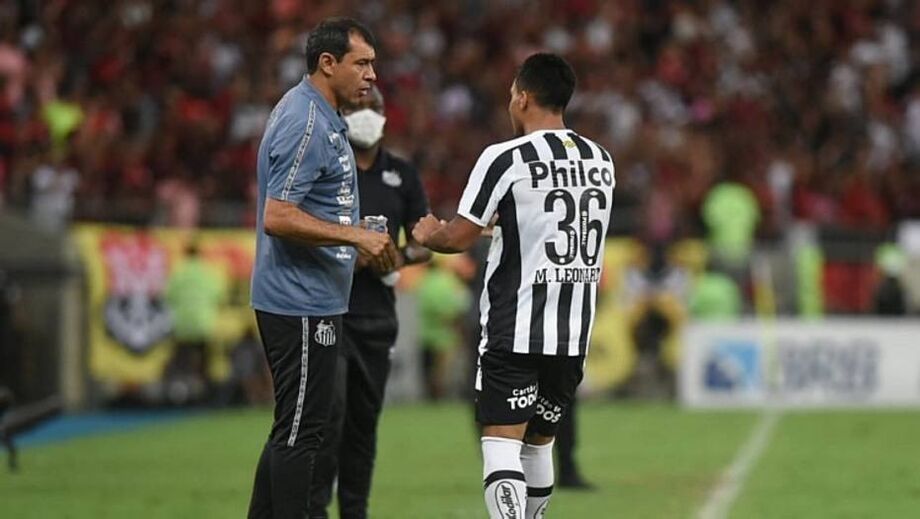 Fábio Carille conversa, à beira do campo, com Marcos Leonardo autor do único gol do jogo no Maracanã