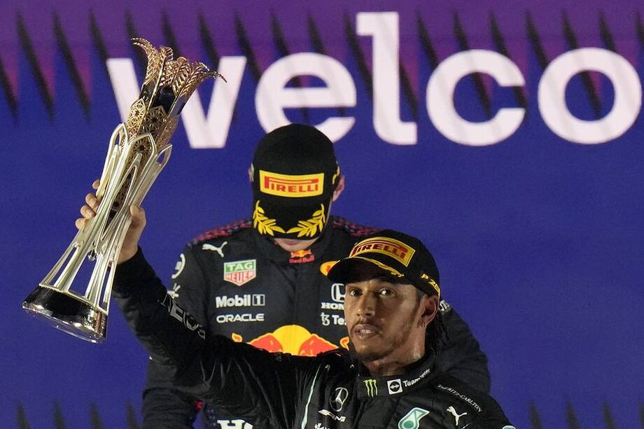 Lewis Hamilton celebra a vitória no GP da Arábia Saudita na frente do segundo colocado Max Verstappen.