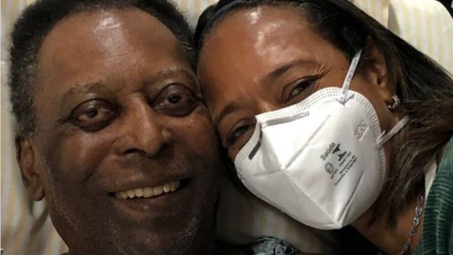 Pelé apareceu sorridente em foto divulgada pela filha durante internação no Albert Einstein para tratar tumor no cólon