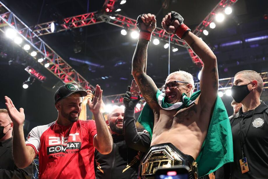 Charles do Bronx na vitória por finalização sobre o americano Dustin Poirier na luta principal do UFC 269 de sábado, 11, em Las Vegas