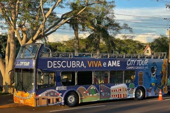 Ônibus passa pelos principais pontos turísticos da Cidade Morena -