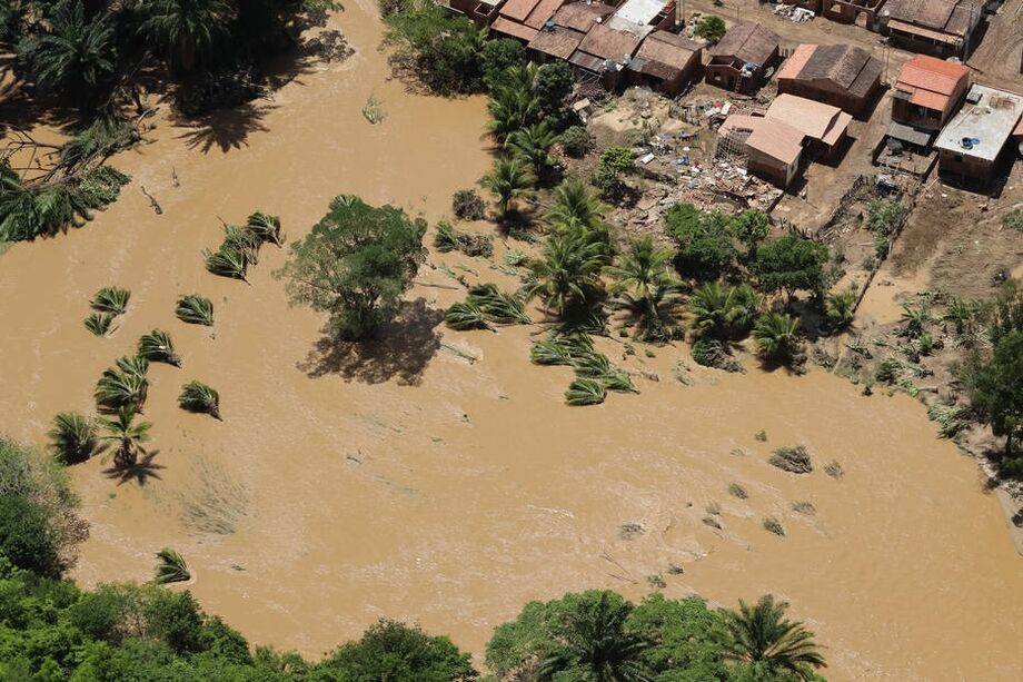 Área atingida por enchentes em Porto Seguro, na Bahia