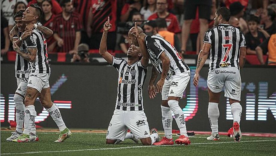 Atlético-MG bate o Athletico-PR em dois jogos, ganha a Copa do Brasil e carimba a tríplice coroa.