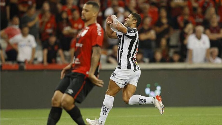 Hulk destaca a humildade do elenco do Atlético-MG na conquista da Tríplice Coroa.