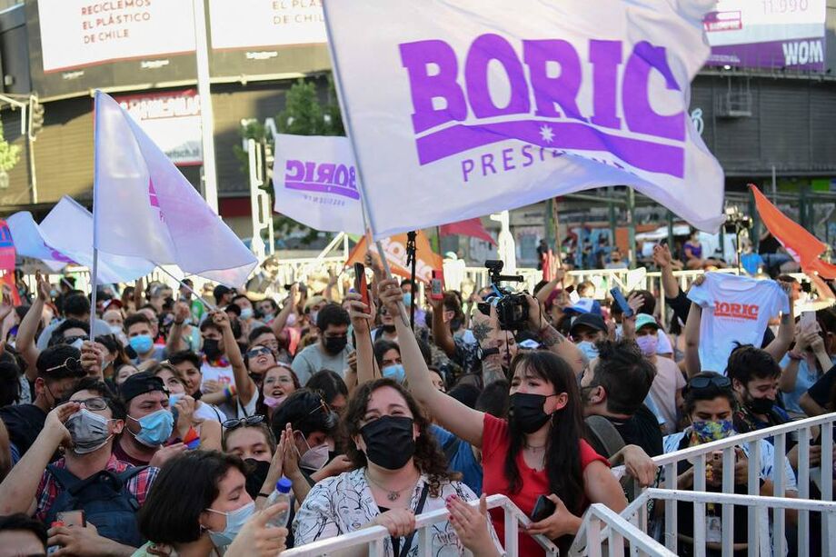 Apoiadores de Gabriel Boric comemoram vitória do candidato esquerdista à presidência do Chile nas ruas de Santiago