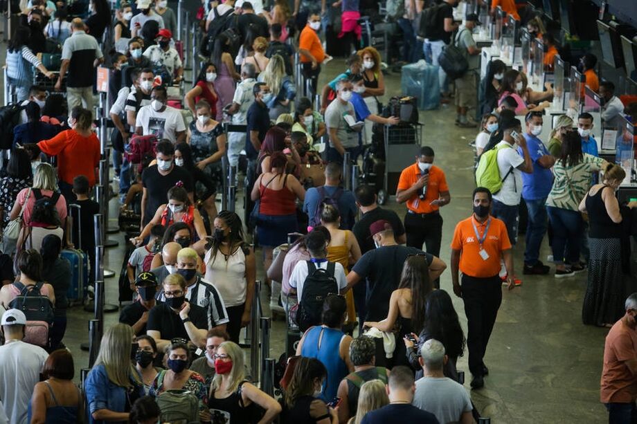Aeroporto de Guarulhos: passageiros têm preferido viagens nacionais diante da crise e da nova variante