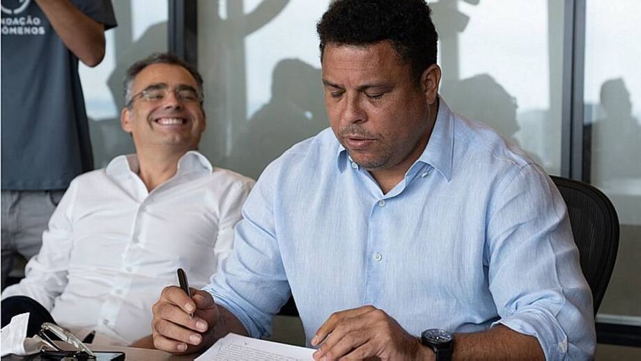 Ronaldo firma contrato de aquisição de 90% das ações do Cruzeiro
