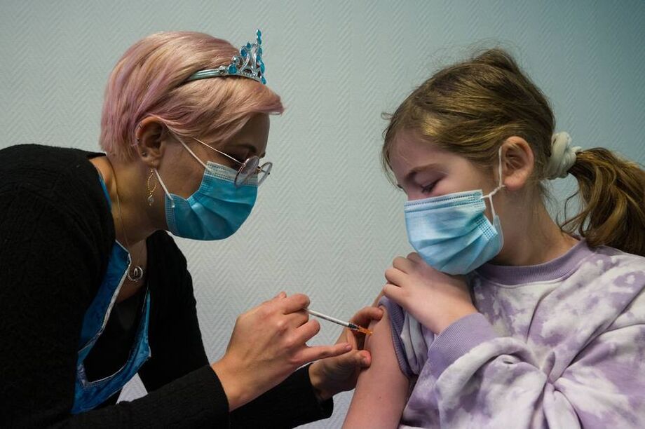 Vacinação de crianças em Estrasburgo,na França: países europeus aceleram imunização para deter a Ômicron
