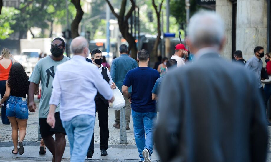 Pessoas esperam em ponto de ônibus