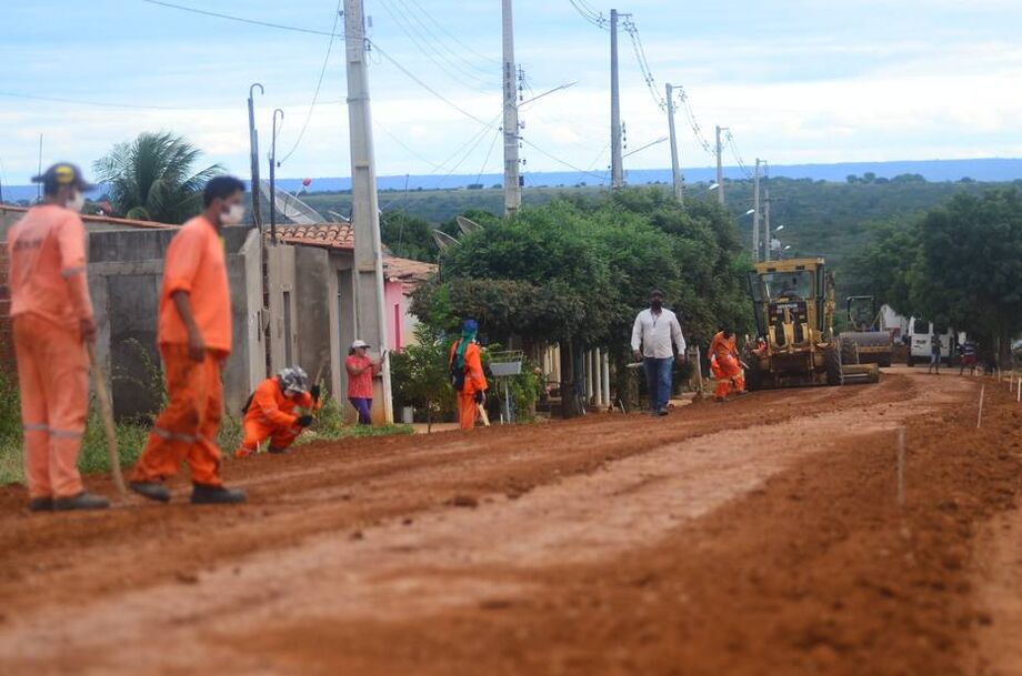 Pavimentação da estrada que liga o distrito de Lagoa do Barro, no sertão pernambucano, à BR-316 deve ser concluída até junho